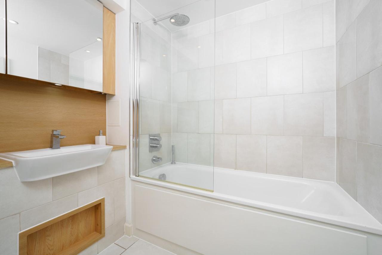 Stylish Fully-Equipped One Bedroom Apartment With Extra Sofa Bed, Free Secure Parking, Onsite Gym, 24Hr Security & Concierge London Exterior photo
